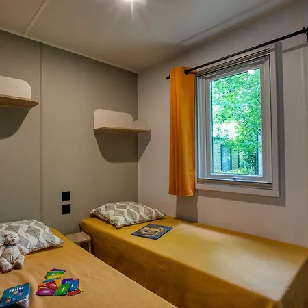 Mobil Home, Animaux Admis - 10 Pers. - Api-1-52-2466 * Groléjac
